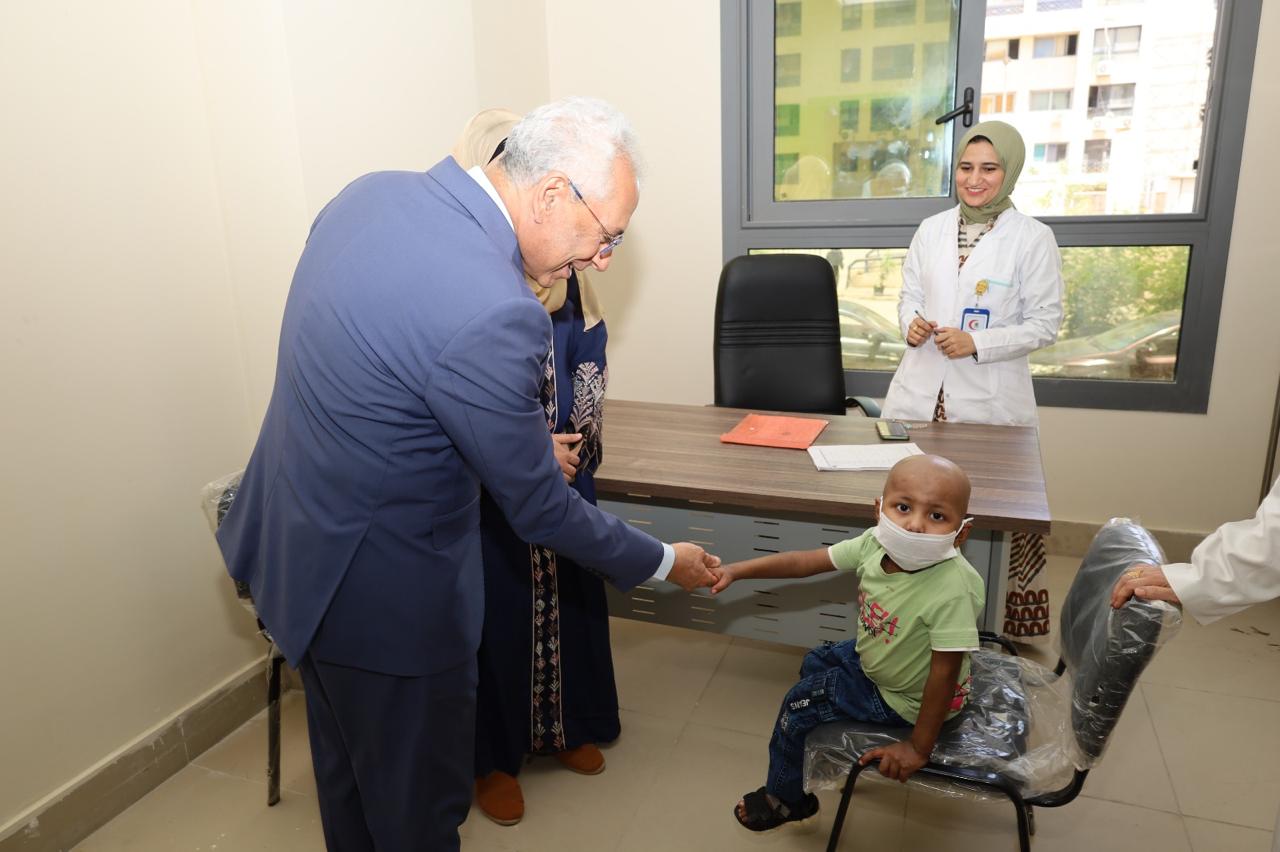 فرحات يصافح احد الاطفال